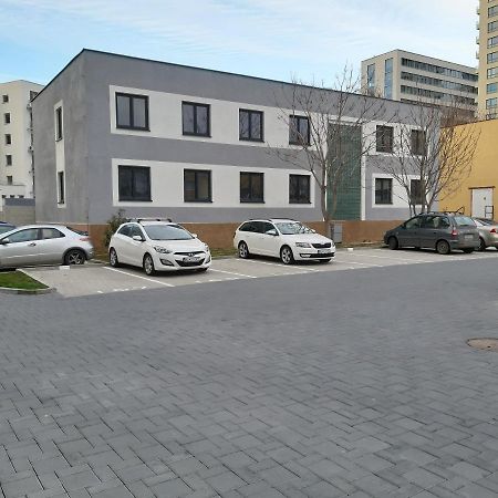 Living Bratislava & Bus Station & Mlynske Nivy Apartment ภายนอก รูปภาพ