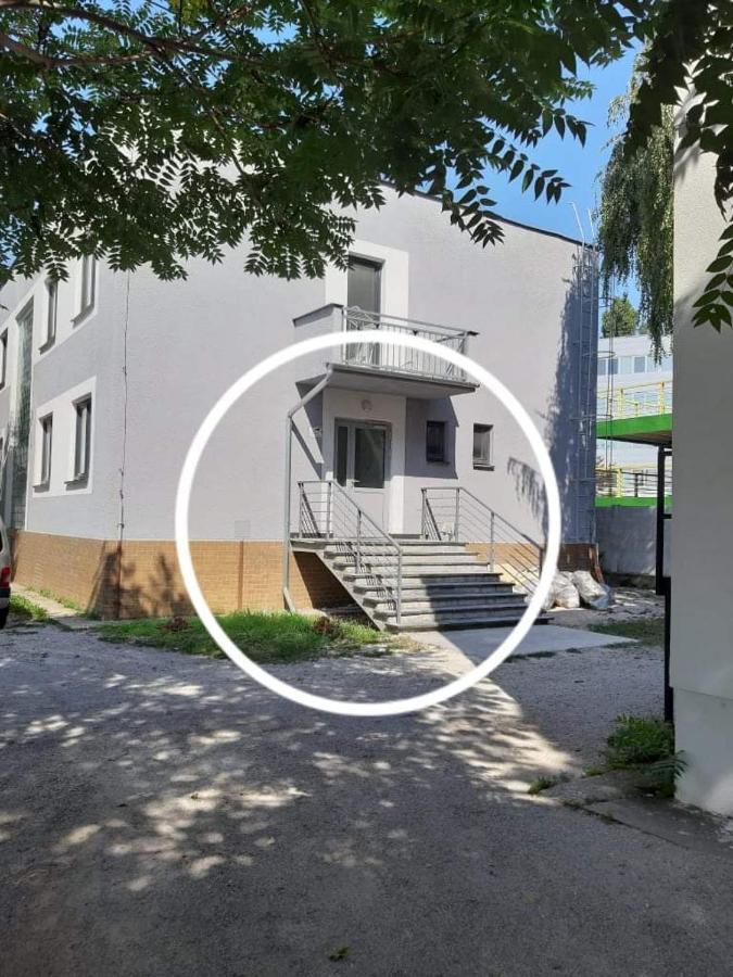 Living Bratislava & Bus Station & Mlynske Nivy Apartment ภายนอก รูปภาพ