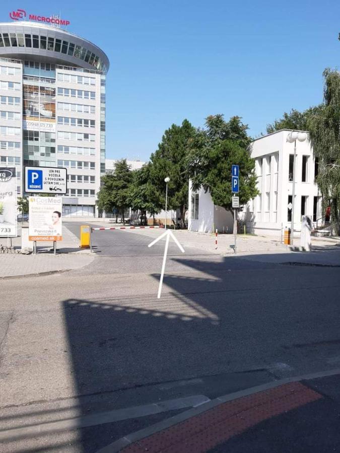 Living Bratislava & Bus Station & Mlynske Nivy Apartment ภายนอก รูปภาพ